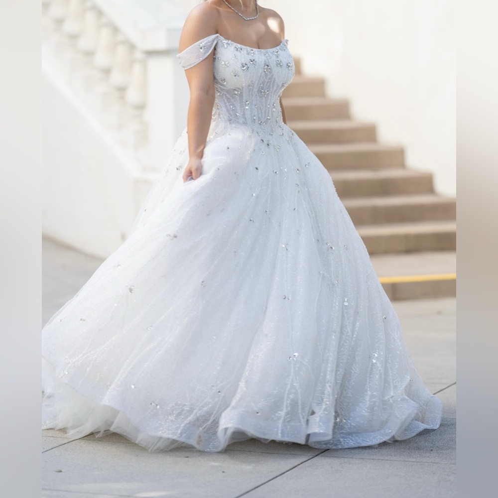 LIKE NEW! Elegant Off Shoulder Wedding Gown